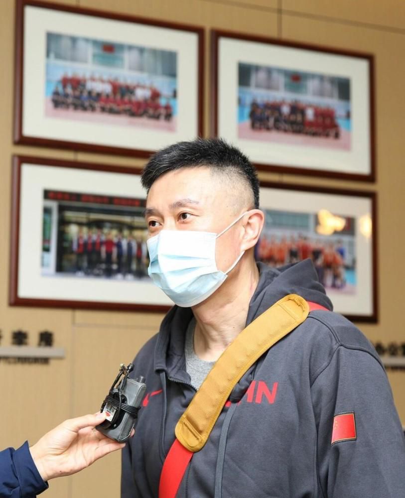 由曹保平自编自导的《她杀》讲述一场跨越多年的爱与复仇下的人性斗争，范冰冰在片中出演了一位;深藏秘密的女人，黄轩则是穿行于这场迷雾当中的;解密人